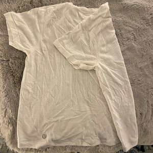 lululemon - size 4 cropped loose fitting  t-shirt